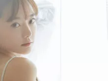 振り返っている美女