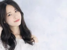 こちらを見ている美女