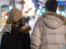 寒い中、二人で歩くカップルの後ろ姿