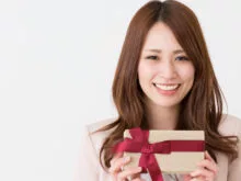 プレゼントを持った女性